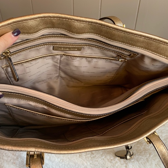 ariel osprey 65 backpack Extended Fit Women's w/raincover in Cambridge MA Hilton's Tent City litre volume accommodates extended Patagonia Chacabuco Backpack | Condition_Good Size:As Described